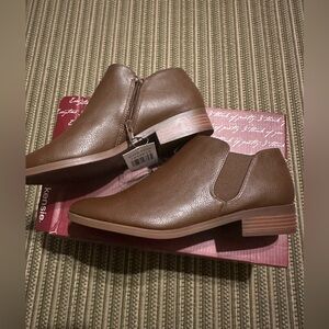 Kenzie Brown Ankle Boots. Size 8.5. New with tag and box.